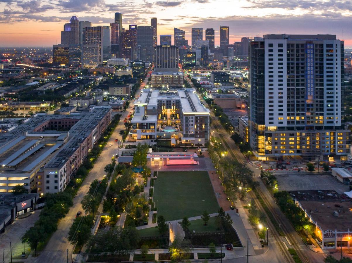 Modern Urban Oasis With Private Parking In Downtown Houston Apartment Exterior photo