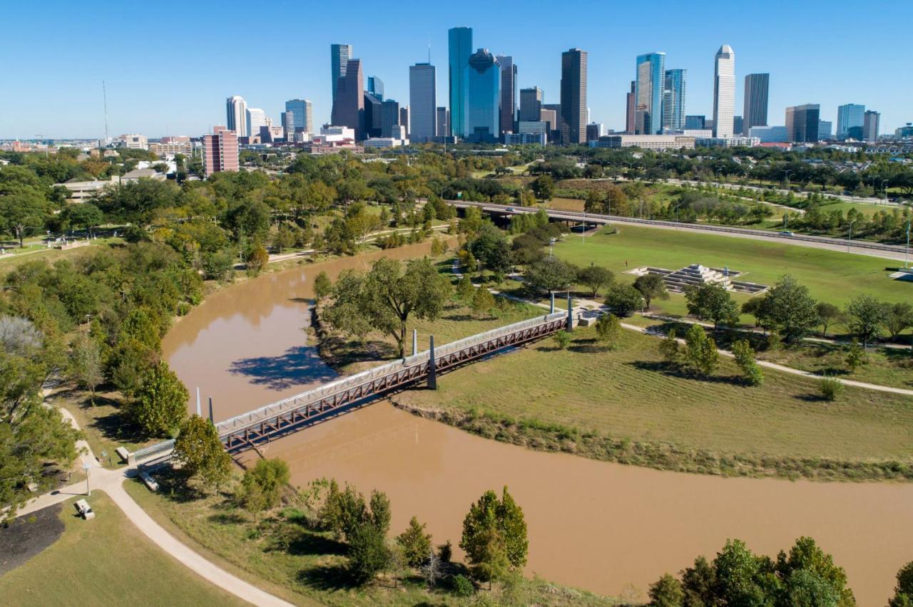 Modern Urban Oasis With Private Parking In Downtown Houston Apartment Exterior photo